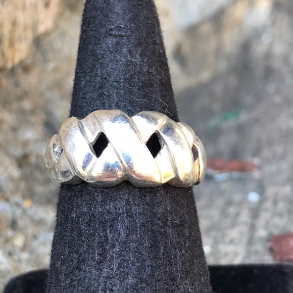 Jewelry - Sterling Kisses Ring Size 7